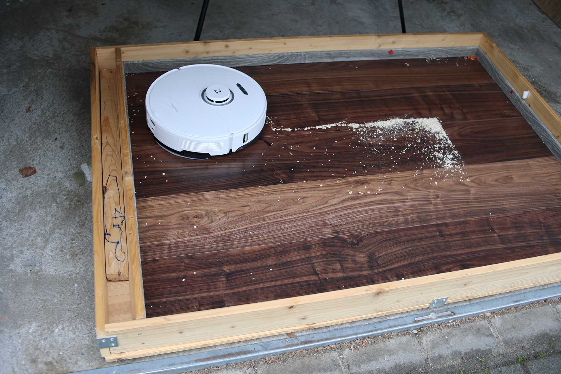 Roborock S8 Pro Ultra убирает овсянку в тесте на мощность всасывания на твердом полу.